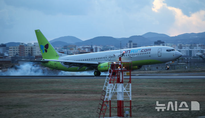 [제주=뉴시스] 우장호 기자 = 강풍특보가 발효된 11일 오전 제주국제공항 활주로에서 항공기가 강한 바람을 뚦고 이륙하고 있다. 기상청에 따르면 제주도는 12일 새벽까지 바람이 초속 20m(산지 25m) 이상으로 강하게 불어 항공기 운항에 차질이 예상된다. 2026.01.11. woo1223@newsis.com