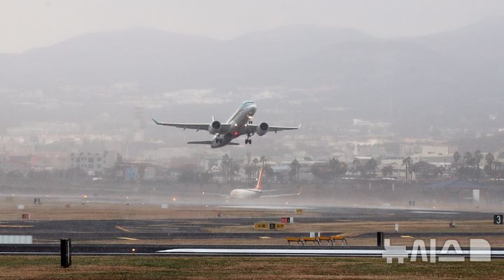 [제주=뉴시스] 우장호 기자 = 강풍특보가 발효된 11일 오전 제주국제공항 활주로에서 항공기가 강한 바람을 뚦고 무사히 이륙하고 있다.기상청에 따르면 제주도는 12일 새벽까지 바람이 초속 20m(산지 25m) 이상으로 강하게 불어 항공기 운항에 차질이 예상된다. 2026.01.11. woo1223@newsis.com
