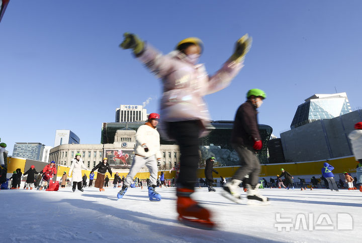 [서울=뉴시스] 김근수 기자 = 수도권 지역에 강추위가 계속되는 11일 오전 서울시청 앞 광장에 마련된 스케이트장에서 시민들이 나들이를 즐기고 있다. 2026.01.11. ks@newsis.com