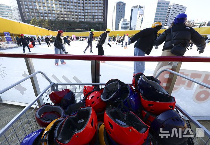 [서울=뉴시스] 김근수 기자 = 수도권 지역에 강추위가 계속되는 11일 오전 서울시청 앞 광장에 마련된 스케이트장에서 시민들이 나들이를 즐기고 있다. 2026.01.11. ks@newsis.com
