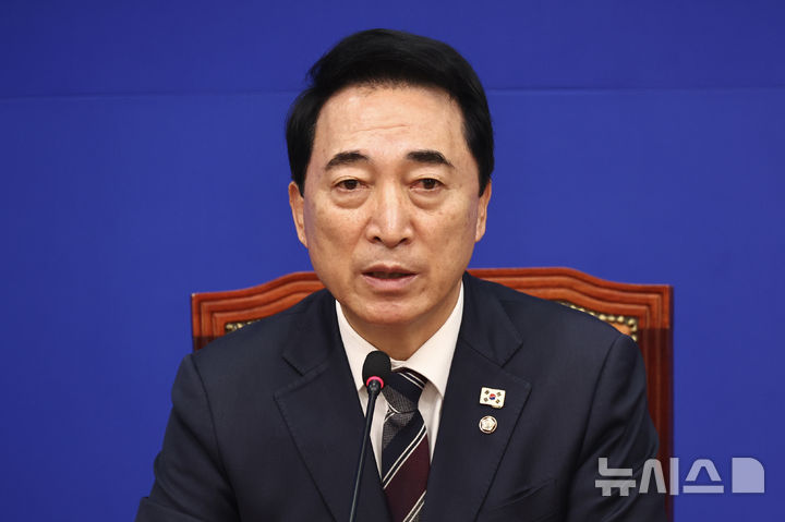 [서울=뉴시스] 김명년 기자 = 박수현 더불어민주당 수석대변인이 11일 오전 서울 여의도 국회에서 기자간담회를 열고 답변하고 있다. 2026.01.11. kmn@newsis.com