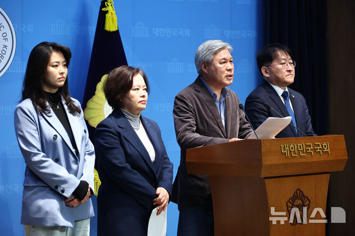 [서울=뉴시스] 김명년 기자 = 서왕진 조국혁신당 원내대표가 11일 오전 서울 여의도 국회 소통관에 조국혁신당 3Z정치개혁특별위원회 기자회견을 열고 발언하고 있다. 2026.01.11. kmn@newsis.com