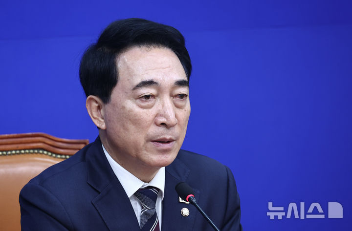 [서울=뉴시스] 김명년 기자 = 박수현 더불어민주당 수석대변인이 11일 오전 서울 여의도 국회에서 기자간담회를 열고 답변하고 있다. 2026.01.11. kmn@newsis.com