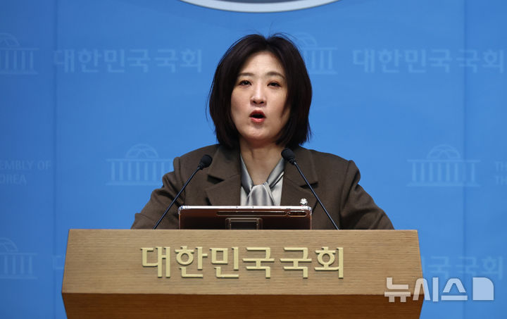 [서울=뉴시스] 김명년 기자 = 최보윤 국민의힘 수석대변인이 11일 서울 여의도 국회 소통관에서 현안 관련 논평 기자회견을 하고 있다. 2026.01.11. kmn@newsis.com