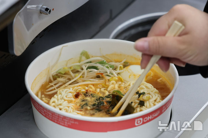 [서울=뉴시스] 권창회 기자 = K푸드 대표 주자로 떠오른 한국 라면 수출이 사상 처음으로 연간 15억 달러를 넘어섰다. 관세청에 따르면 작년 한국 라면 수출액은 전년 대비 21.8% 증가해 역대 최대인 15억 2,100만달러(약 2조2천억원)를 기록한 것으로 잠정 집계됐다. 사진은 11일 서울 마포구 CU 홍대상상점에서 외국인 관광객이 라면을 끓이는 모습. 2026.01.11. kch0523@newsis.com