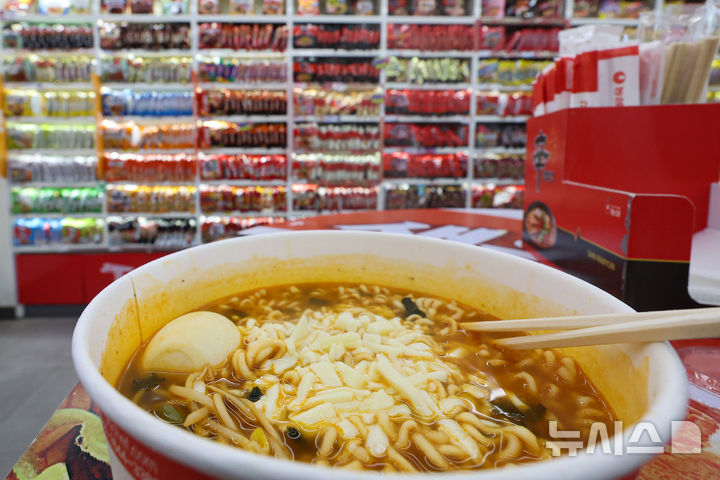 [서울=뉴시스] 권창회 기자 =식약처와 산업부는 올해 민간의 전문 역량을 활용한 효율적인 수출식품 안전관리 인증을 위해 '민간참여형 식품안전관리시스템 시범사업'을 실시한다고 22일 밝혔다. 사진은 지난 11일 서울 마포구 CU 홍대상상점에서 외국인 관광객이 끓인 라면. 2026.01.11. kch0523@newsis.com