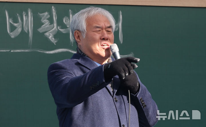 [서울=뉴시스] 추상철 기자 = 전광훈 사랑제일교회 목사가 11일 오전 서울 종로구 동화면세점 앞에서 열린 전국 주일 연합 예배에서 설교를 하고 있다. 2026.01.11. scchoo@newsis.com