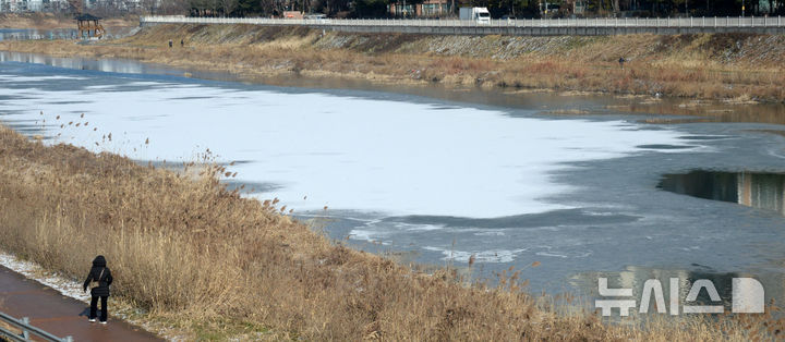 [전주=뉴시스] 김얼 기자 = 전북 곳곳이 연일 영하권의 날씨가 이어지고 있는 11일 전북 전주시 서신동 인근 전주천이 꽁꽁 얼어붙어 있다. 2026.01.11. pmkeul@newsis.com