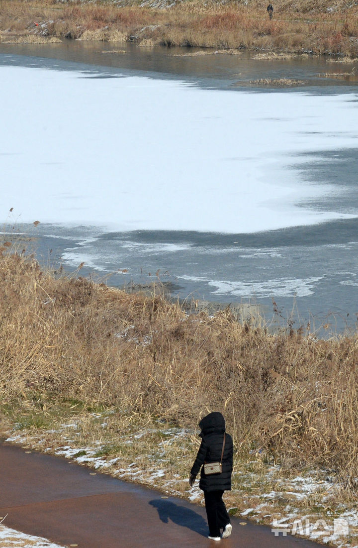 [전주=뉴시스] 김얼 기자 = 전북 곳곳이 연일 영하권의 날씨가 이어지고 있는 11일 전북 전주시 서신동 인근 전주천이 꽁꽁 얼어붙어 있다. 2026.01.11. pmkeul@newsis.com