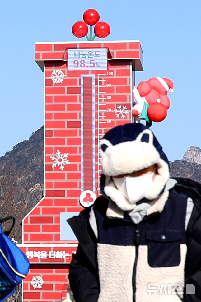 [서울=뉴시스] 추상철 기자 = 11일 오전 서울 종로구 광화문광장에 설치된 사랑의 온도탑에 '나눔온도 98.5도'라고 표시돼 있다. 2026.01.11. scchoo@newsis.com