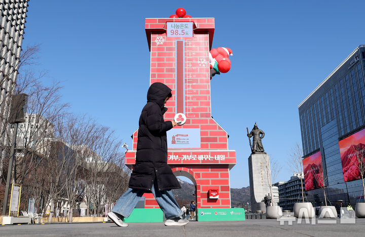 [서울=뉴시스] 추상철 기자 = 11일 오전 서울 종로구 광화문광장에 설치된 사랑의 온도탑에 '나눔온도 98.5도'라고 표시돼 있다. 2026.01.11. scchoo@newsis.com