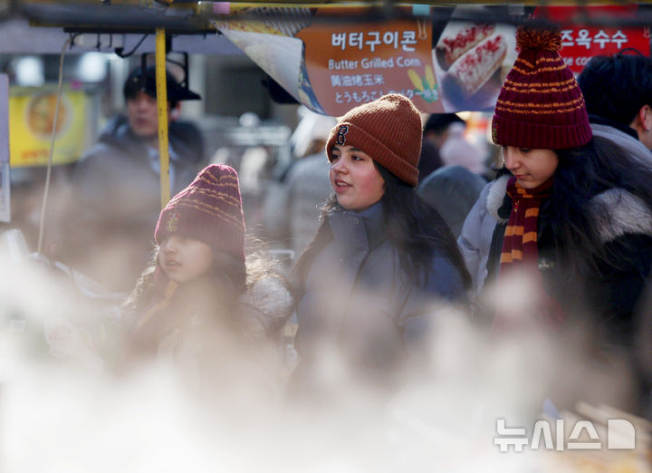 [서울=뉴시스] 김진아 기자 = 영하권 추위가 이어지고 있는 11일 서울 중구 명동을 찾은 여행객들이 두꺼운 옷차림으로 이동하고 있다. 2025.01.11. bluesoda@newsis.com