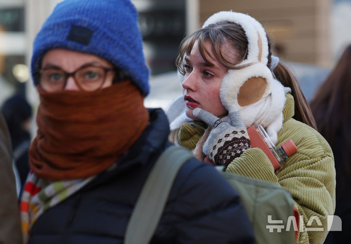 [서울=뉴시스] 김진아 기자 = 영하권 추위가 이어지고 있는 11일 서울 중구 명동을 찾은 여행객들이 두꺼운 옷차림으로 이동하고 있다. 2025.01.11. bluesoda@newsis.com
