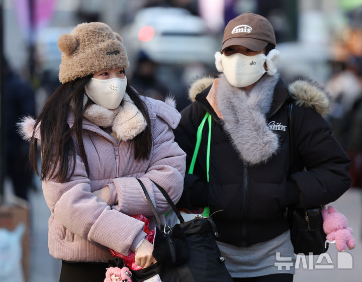[서울=뉴시스] 김진아 기자 = 영하권 추위가 이어지고 있는 11일 서울 중구 명동을 찾은 여행객들이 두꺼운 옷차림으로 이동하고 있다. 2025.01.11. bluesoda@newsis.com