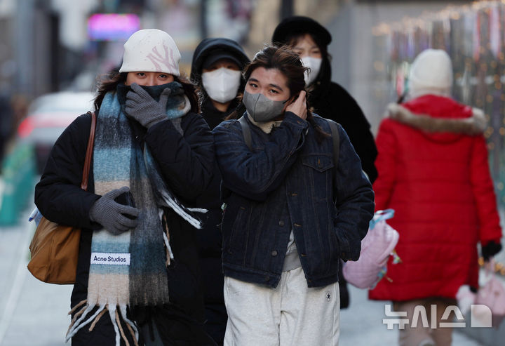 [서울=뉴시스] 김진아 기자 = 영하권 추위가 이어지고 있는 11일 서울 중구 명동을 찾은 여행객들이 두꺼운 옷차림으로 이동하고 있다. 2025.01.11. bluesoda@newsis.com