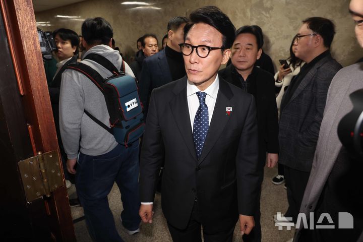 [서울=뉴시스] 조성봉 기자 = 김민석 국무총리가 11일 오후 서울 여의도 국회에서 열린 제22대 국회 더불어민주당 제2기 원내대표 선출 의원총회에 투표를 위해 입장하고 있다. 2026.01.11. suncho21@newsis.com