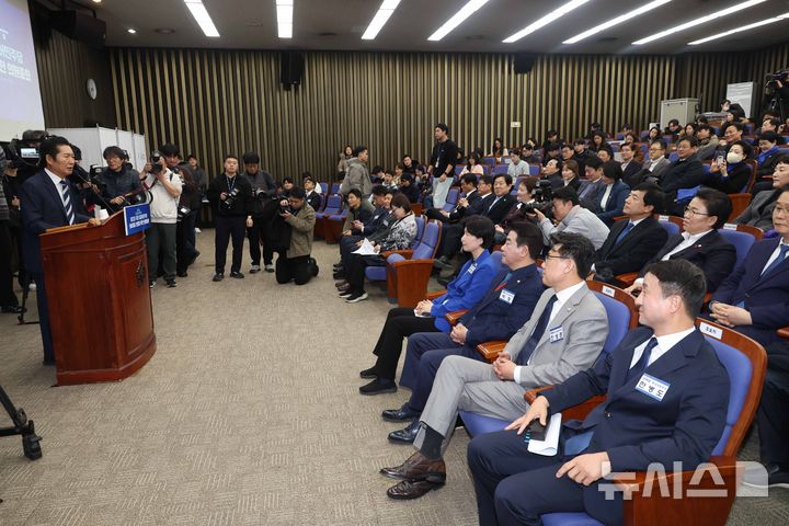 [서울=뉴시스] 조성봉 기자 = 정청래 더불어민주당 대표가 11일 오후 서울 여의도 국회에서 열린 제22대 국회 더불어민주당 제2기 원내대표 선출 의원총회에서 발언을 하고 있다. 2026.01.11. suncho21@newsis.com