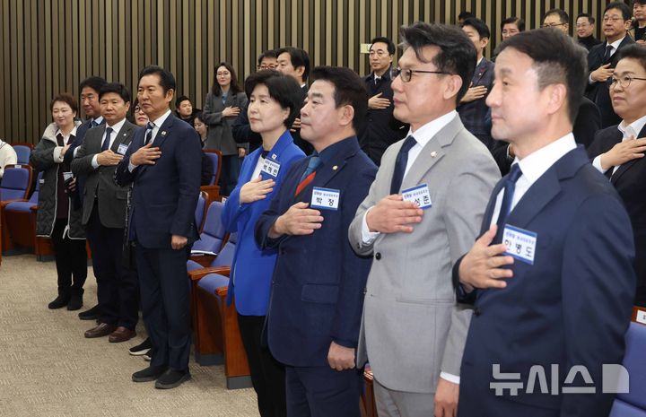 [서울=뉴시스] 조성봉 기자 = 정청래 더불어민주당 대표와 원내대표 후보자들이 11일 오후 서울 여의도 국회에서 열린 제22대 국회 더불어민주당 제2기 원내대표 선출 의원총회에서 국민의례를 하고 있다. 2026.01.11. suncho21@newsis.com