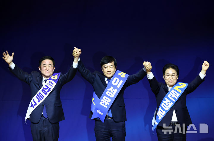 [서울=뉴시스] 김명년 기자 = 강득구(왼쪽부터), 이성윤, 문정복 더불어민주당 신임 최고위원이 11일 서울 여의도 국회 의원회관에서 열린 최고위원 보궐선거 후보자 합동연설회에서 선출된 뒤 손을 잡고 인사하고 있다. *기사 본문과는 무관한 사진. 2026.01.11. kmn@newsis.com