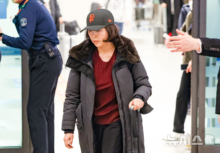 '강선우 1억'김경, 美서 귀국…"성실히 조사에 임할 것"