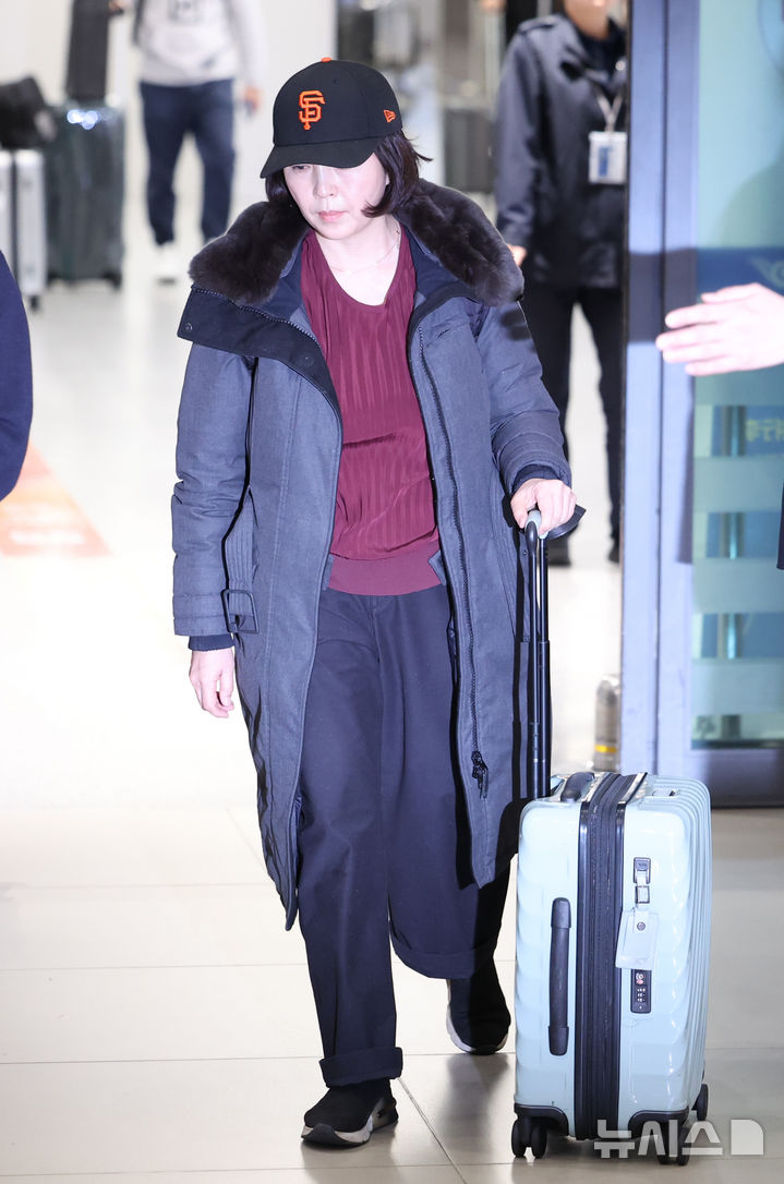 [인천공항=뉴시스] 조성우 기자 = 2022년 지방선거를 앞두고 강선우 무소속 의원에게 '공천헌금' 1억원을 건넨 의혹을 받는 김경 서울시의원이 11일 오후 인천국제공항 제1여객터미널을 통해 귀국하고 있다. 2026.01.11. xconfind@newsis.com