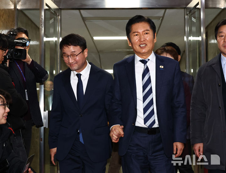 [서울=뉴시스] 김명년 기자 = 정청래 더불어민주당 대표가 11일 오후 서울 여의도 국회에서 한병도 신임 원내대표와 손을 잡고 최고위원회의를 위해 이동하고 있다. 2026.01.11. kmn@newsis.com