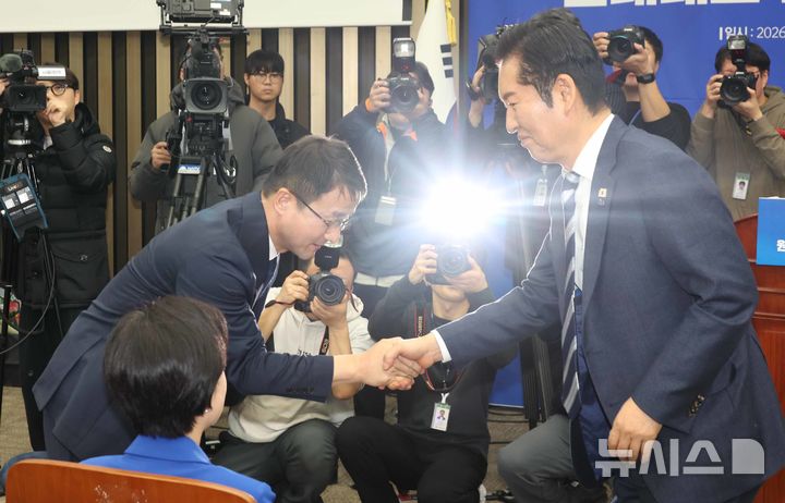 [서울=뉴시스] 조성봉 기자 = 정청래 더불어민주당 대표가 11일 오후 서울 여의도 국회에서 열린 제22대 국회 더불어민주당 제2기 원내대표 선출 의원총회에서 한병도 신임원내대표와 악수를 하고 있다. 2026.01.11. suncho21@newsis.com