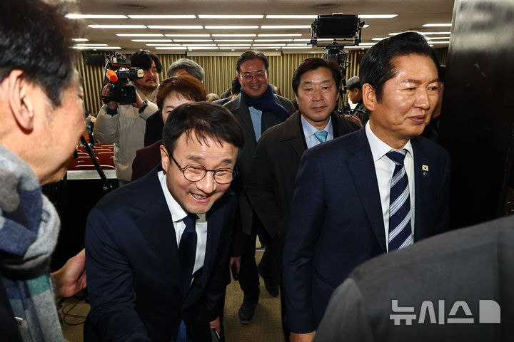 [서울=뉴시스] 김명년 기자 = 정청래(오른쪽) 더불어민주당 대표와 한병도(왼쪽) 신임 원내대표가 11일 오후 서울 여의도 국회에서 의원총회를 마치고 이동하고 있다. 2026.01.11. kmn@newsis.com