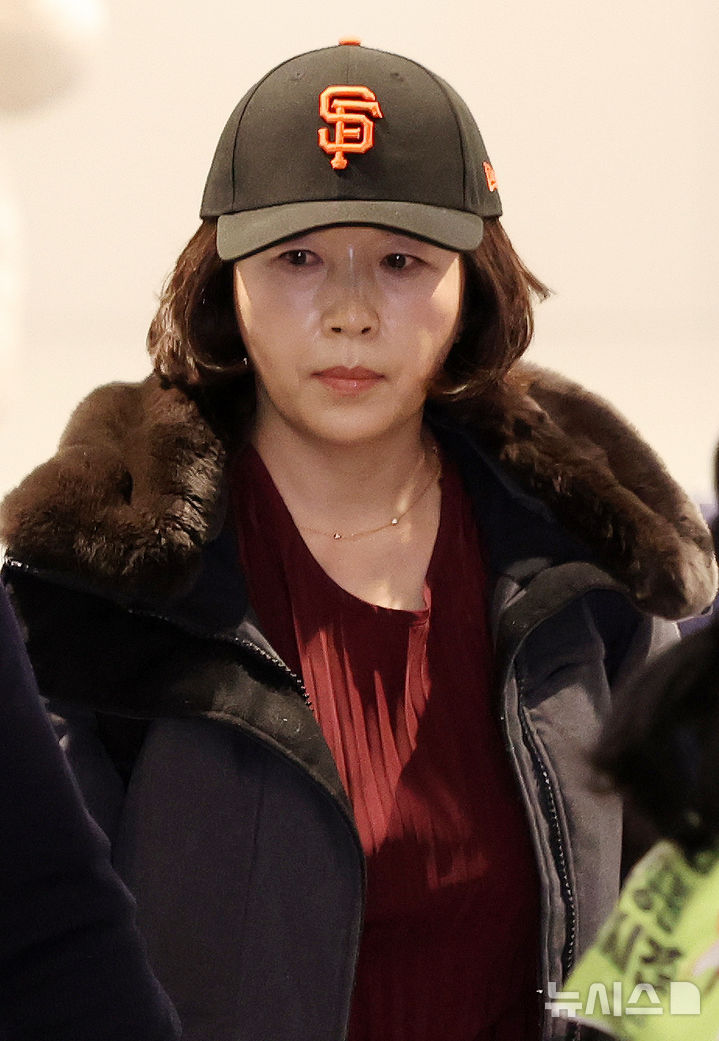 [인천공항=뉴시스] 조성우 기자 = 2022년 지방선거를 앞두고 강선우 무소속 의원에게 '공천헌금' 1억원을 건넨 의혹을 받는 김경 서울시의원이 11일 오후 인천국제공항 제1여객터미널을 통해 귀국하고 있다. 2026.01.11. xconfind@newsis.com