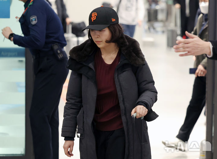 [인천공항=뉴시스] 조성우 기자 = 2022년 지방선거를 앞두고 강선우 무소속 의원에게 '공천헌금' 1억원을 건넨 의혹을 받는 김경 서울시의원이 11일 오후 인천국제공항 제1여객터미널을 통해 귀국하고 있다. 2026.01.11. xconfind@newsis.com