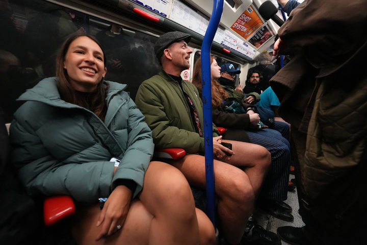 "바지는 잠시 안녕" 런던서 열린 '바지 안 입고 지하철 타기' [뉴시스Pic]