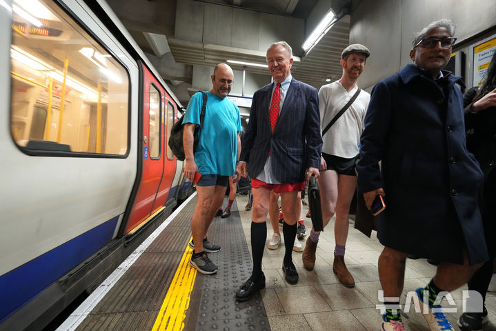 [런던=AP/뉴시스] 11일(현지 시간) 영국 런던에서 연례 '바지 안 입고 지하철 타기'(No Trousers Tube Ride) 행사가 열려 바지를 입지 않은 승객들이 지하철을 이용하고 있다. 2002년 미국 뉴욕에서 시작된 이 행사는 세계로 퍼져나가 매년 1월 세계 각지에서 열리는 국제 행사로 자리 잡았다. 2026.01.12.