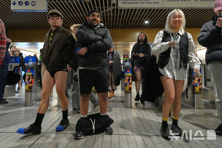 [런던=AP/뉴시스] 11일(현지 시간) 영국 런던에서 연례 '바지 안 입고 지하철 타기'(No Trousers Tube Ride) 행사가 열려 바지를 입지 않은 승객들이 지하철을 이용하고 있다. 2002년 미국 뉴욕에서 시작된 이 행사는 세계로 퍼져나가 매년 1월 세계 각지에서 열리는 국제 행사로 자리 잡았다. 2026.01.12.