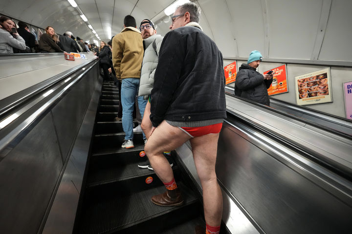 [런던=AP/뉴시스] 11일(현지 시간) 영국 런던에서 연례 '바지 안 입고 지하철 타기'(No Trousers Tube Ride) 행사가 열려 바지를 입지 않은 승객들이 승강기를 이용하고 있다. 2002년 미국 뉴욕에서 시작된 이 행사는 세계로 퍼져나가 매년 1월 세계 각지에서 열리는 국제 행사로 자리 잡았다. 2026.01.12.