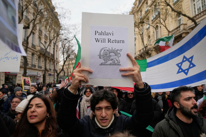 [파리=AP/뉴시스] 11일(현지 시간) 프랑스 파리에서 열린 이란 반정부 시위 연대 집회 참가자가 미국에 망명 중인 레자 팔라비의 귀환을 촉구하는 손팻말을 들고 있다. 2026.01.12.
