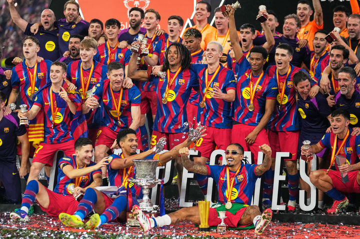[제다=AP/뉴시스] FC 바르셀로나 선수들이 11일(현지 시간) 사우디아라비아 제다의 킹 압둘라 스포츠 시티 스타디움에서 열린 2025-26 스페인 슈퍼컵 정상에 올라 트로피와 함께 환호하고 있다. 바르셀로나는 결승에서 레알 마드리드를 3-2로 꺾고 통산 16번째 우승을 차지했다. 2026.01.12.