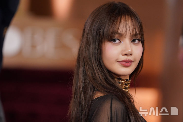 [베벌리힐스=AP/뉴시스] 블랙핑크 리사가 11일(현지 시간) 미 캘리포니아주 베벌리힐스의 베벌리 힐튼에서 열리는 제83회 골든글로브 시상식에 도착해 포토타임을 갖고 있다. 리사는 이번 시상식에서 시상자로 나선다. 2026.01.12.