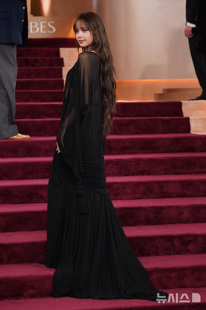 [베벌리힐스=AP/뉴시스] 블랙핑크 리사가 11일(현지 시간) 미 캘리포니아주 베벌리힐스의 베벌리 힐튼에서 열리는 제83회 골든글로브 시상식에 도착해 포토타임을 갖고 있다. 리사는 이번 시상식에서 시상자로 나선다. 2026.01.12.
