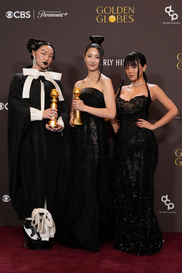 [베벌리힐스=AP/뉴시스] 가수이자 작곡가 이재(EJAE, 가운데)가 11일(현지 시간) 미 캘리포니아주 로스앤젤레스 베벌리힐스의 베벌리 힐튼에서 열린 제83회 골든글로브 시상식에서 케이팝 데몬 헌터스(케데헌) 주제가 '골든'으로 최우수 주제가상을 받은 후 기자실에서 오드리 누나(왼쪽), 레이 아미와 함께 기념 촬영하고 있다. 2026.01.12.