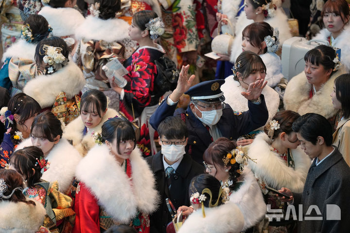 [요코하마=AP/뉴시스] 성년의 날인 12일 일본 요코하마에서 성년이 된 청년들이 성인식 행사장에 도착하고 있다. 일본은 매년 1월 두 번째 월요일이 성년의 날로 법정 공휴일이다. 2026.01.13.