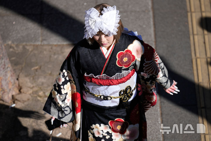 [요코하마=AP/뉴시스] 성년의 날인 12일 일본 요코하마에서 성년이 된 청년들이 성인식 행사장에 도착하고 있다. 일본은 매년 1월 두 번째 월요일이 성년의 날로 법정 공휴일이다. 2026.01.13.