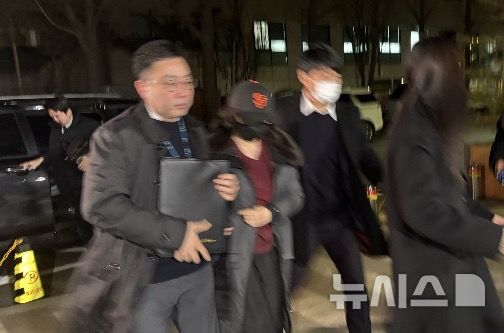 [서울=뉴시스] 신유림 기자 = 2022년 지방선거를 앞두고 강선우 무소속 의원에게 '공천헌금' 1억원을 건넨 의혹을 받는 김경 서울시의원이 11일 오후 서울 마포구 서울경찰청 광역수사단 공공범죄수사대로 출석하고 있다. 2026.01.11. spicy@newsis.com