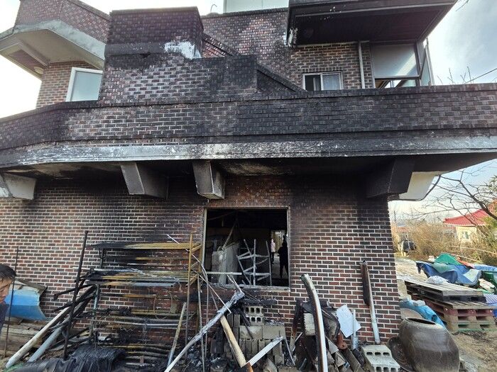 [아산=뉴시스] 화재가 발생한 아산시 선장면 궁평리 단독주택 모습. (사진=아산소방서 제공) 2026.01.12 photo@newsis.com *재판매 및 DB 금지