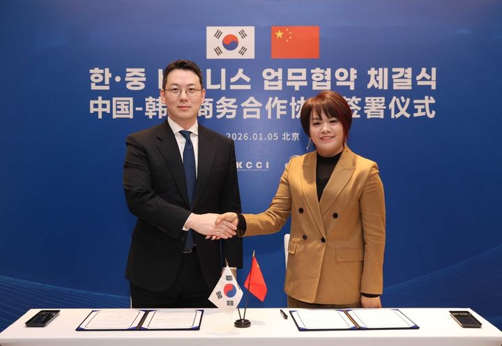 신범준 바이셀스탠다드 대표(왼쪽)와 Diana Zhu 홍루이그룹 대표가 아시아 디지털 자산 밸류체인 구축을 위한 업무협약을 체결하고 기념촬영을 하고 있다. (사진=바이셀스탠다드 제공) 2026.01.12. *재판매 및 DB 금지