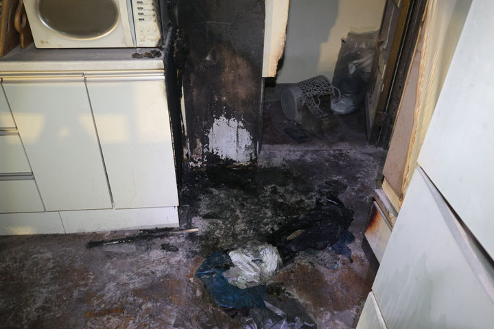 [부산=뉴시스] 11일 오후 10시40분께 부산 사상구의 한 건물 3층 A씨의 주택에서 불이 났다. (사진=부산소방재난본부 제공) 2026.01.11. photo@newsis.com *재판매 및 DB 금지