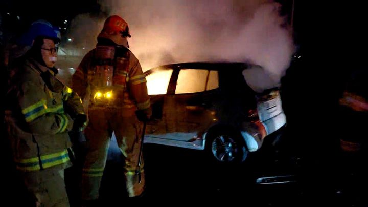 [강릉=뉴시스] 강원 강릉시 남대천체육공원 내 주차장에 주차된 차량에서 불이 나 소방당국이 진화에 나서고 있다.(사진=강원도소방본부 제공)photo@newsis.com *재판매 및 DB 금지