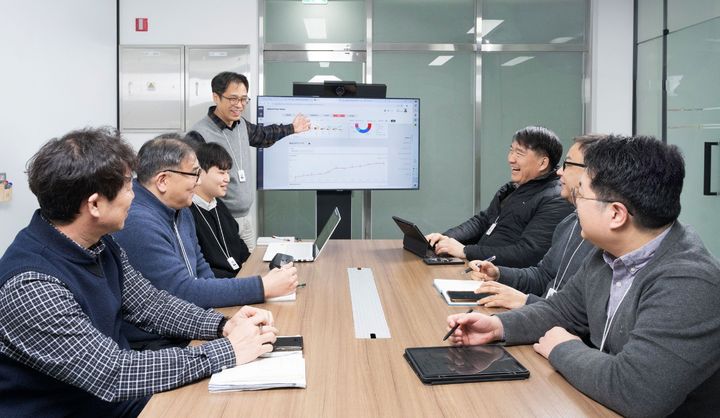 [서울=뉴시스] 대상그룹 직원들이 빅데이터 분석 플랫폼 DAYS를 활용해 B2B 영업 데이터를 분석하고 있다.(사진=대상그룹 제공) *재판매 및 DB 금지