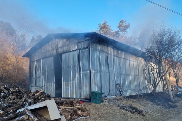 [안동=뉴시스] 경북 안동시 북후면 농기계 보관창고 화재. (사진=경북소방본부 제공) 2026.01.12. photo@newsis.com *재판매 및 DB 금지