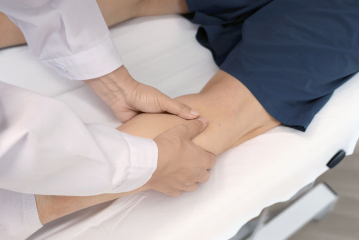 [서울=뉴시스] 12일 의료계에 따르면 베이커낭종은 무릎 뒤 안쪽에 생기는 물혹으로, 관절 안에 차 있던 액체가 한쪽으로 몰리면서 형성된다. (사진=유토이미지) 2026.01.12. photo@newsis.com *재판매 및 DB 금지