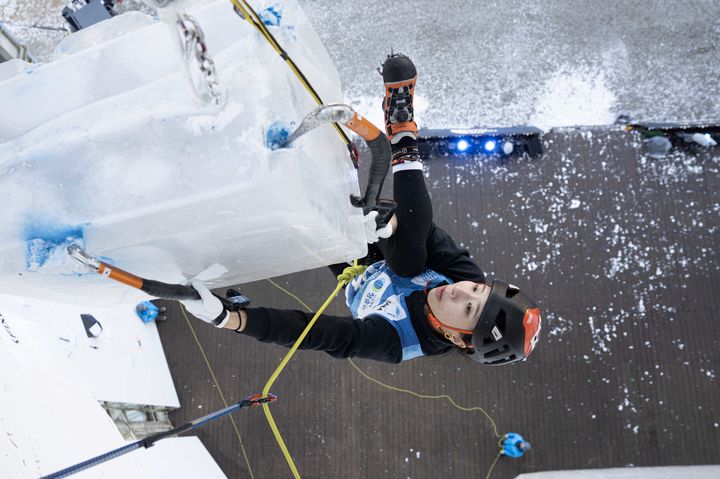 [청송=뉴시스] '2026 UIAA 청송 아이스클라이밍 월드컵 대회' 난이도 부문에서 여자부 3위를 차지한 김진영 선수가 경기벽을 오르고 있다. (사진=대한산악연맹 제공) 2026.01.12. photo@newsis.com *재판매 및 DB 금지